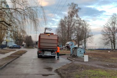 Özel bir araba çöp kamyonu kullanılarak belediye atıklarının bertaraf edilmesi, çöpler arabaya yüklenir.