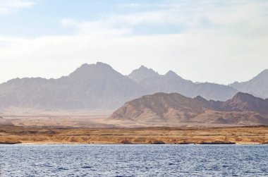 Ulusal parkta mavi su ile dağ manzara Ras Muhammed, Mısır.