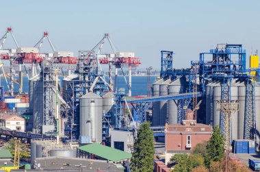 Depolama konteynırları ve limanda tahıl yüklemesi için tahıl ambarı. Tahıl taşımacılığı, tarım sektörü