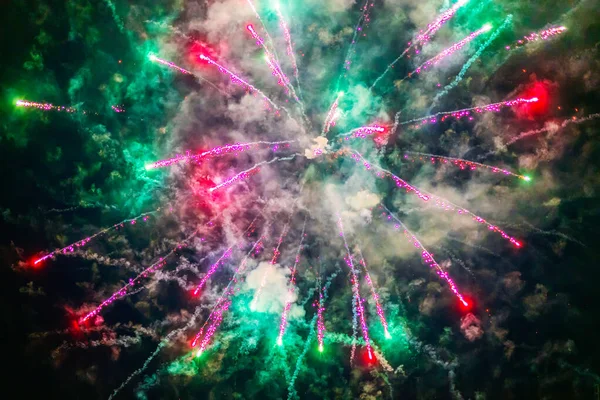 Fuegos artificiales coloridos festivos en el cielo nocturno, fondo abstracto — Foto de Stock