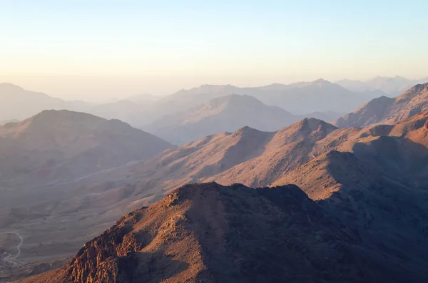 Vista desde la montaña de Moisés, un hermoso amanecer en las montañas de Egipto — Foto de Stock
