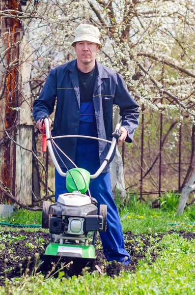 Hombre Cultiva Tierra Con Cultivador Jardín Primavera —  Fotos de Stock
