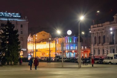 Kharkiv Ukrayna 22 Şubat 2020: Gece Şehri, şehir sokaklarında ışıklandırma.