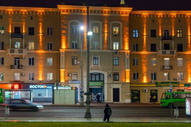 Kharkiv Ukrayna 22 Şubat 2020: Gece Şehri, şehir sokaklarında ışıklandırma.