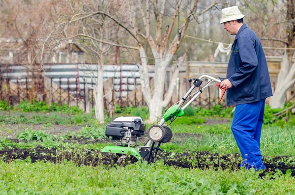 Uomo Coltiva Terra Con Coltivatore Giardino Primaverile — Foto Stock