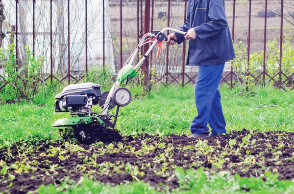 Homem Cultiva Terra Com Cultivador Jardim Primavera — Fotografia de Stock