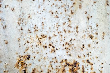 Kırık beyaz boyalı paslı metal duvar.