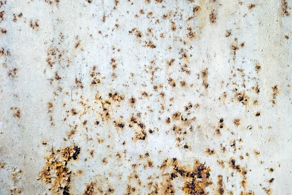Ржавая Металлическая Стена Потрескавшейся Белой Краской — стоковое фото