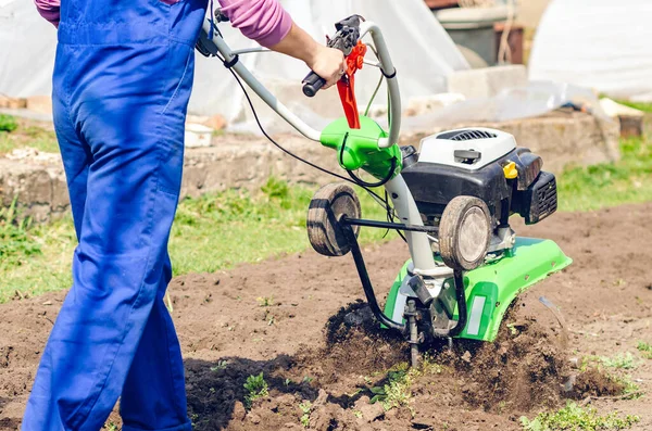 Junges Mädchen Pflügt Das Land Mit Einem Grubber Frühlingsgarten — Stockfoto