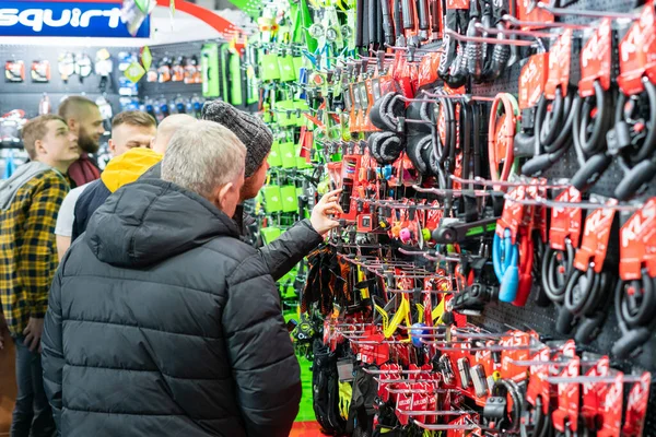 Kiev Ucrania Febrero 2020 Los Compradores Eligen Accesorios Para Bicicletas — Foto de Stock