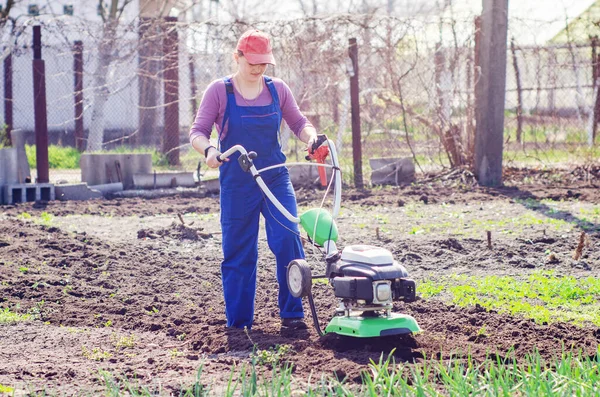 Jong Meisje Ploegt Het Land Met Een Cultivator Lente Tuin — Stockfoto