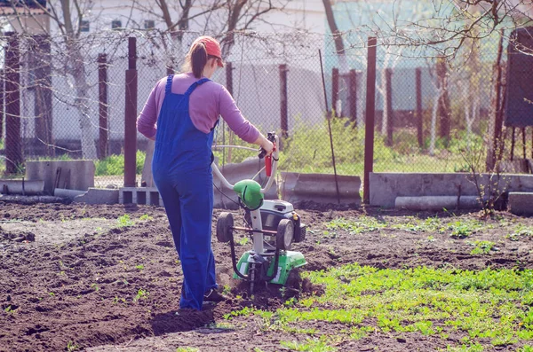 Jong Meisje Ploegt Het Land Met Een Cultivator Lente Tuin — Stockfoto