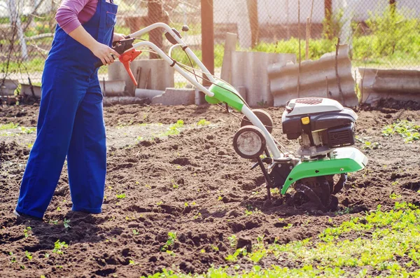 Junges Mädchen Pflügt Das Land Mit Einem Grubber Frühlingsgarten — Stockfoto