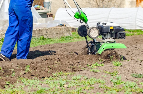 Junges Mädchen Pflügt Das Land Mit Einem Grubber Frühlingsgarten — Stockfoto