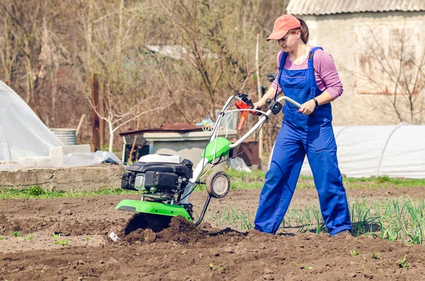 Jong Meisje Ploegt Het Land Met Een Cultivator Lente Tuin — Stockfoto