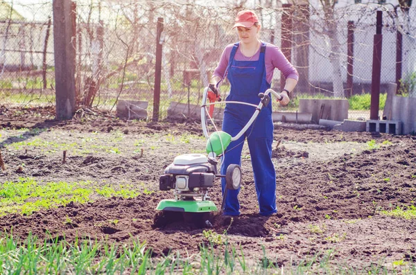 Jong Meisje Ploegt Het Land Met Een Cultivator Lente Tuin — Stockfoto