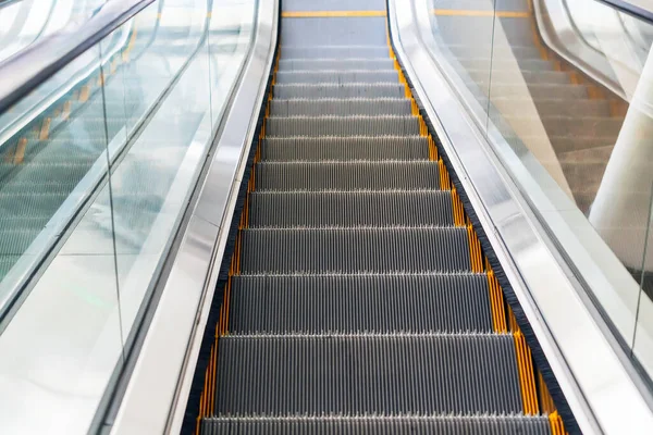Alışveriş merkezinde ya da metroda boş yürüyen merdiven..