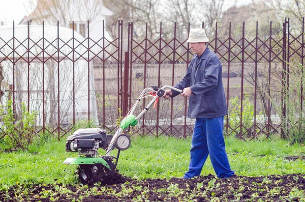Ένας Άνθρωπος Καλλιεργεί Έναν Καλλιεργητή Έναν Κήπο Άνοιξη — Φωτογραφία Αρχείου