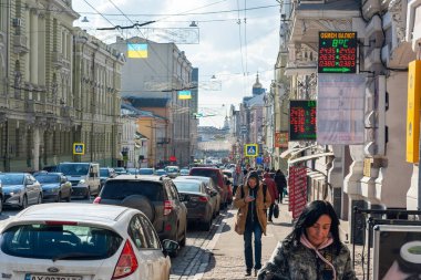 Kharkiv Ukrayna, 21 Şubat 2020: İnsanlar Kharkov sokaklarında işlerine devam ediyorlar.