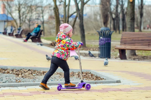 Petite Fille Scooter Dans Ruelle Ville — Photo