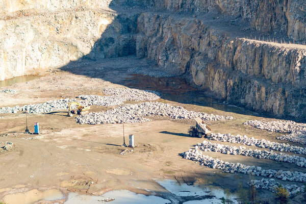 Экскаватор и тяжелая шахта в гранитном карьере
.