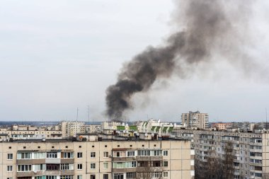 Şehrin ve yerleşim yerlerinin üzerinde yoğun siyah duman yükseliyor. Şehirde yangın var..