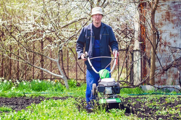 Ένας Άνθρωπος Καλλιεργεί Έναν Καλλιεργητή Έναν Κήπο Άνοιξη — Φωτογραφία Αρχείου