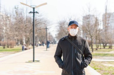 Yüzünde tıbbi koruyucu maske takan bir adamın portresi, Covid-19 Coronavirus salgını, virüs koruması.