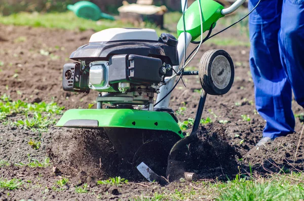 Uomo Aratura Terra Con Coltivatore Giardino Primaverile — Foto Stock