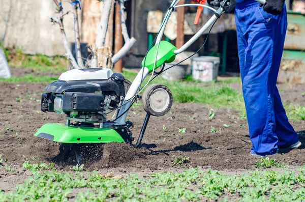 Uomo Aratura Terra Con Coltivatore Giardino Primaverile — Foto Stock