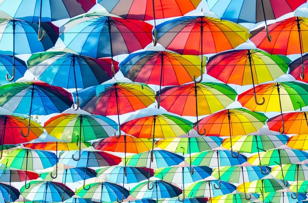 Colgando Paraguas Multicolores Coloridos Adornan Callejón Decoración Calle — Foto de Stock