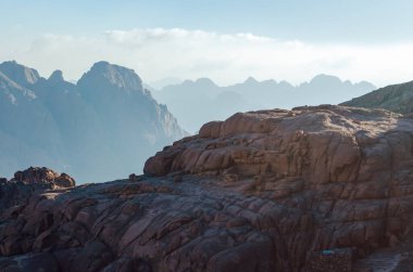 Güzel dağ manzarası, Sina Yarımadası 'nın Mısır' daki Musa Dağı manzarası..