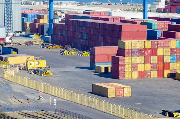 Pojemniki Ładunkowe Umieszczone Przestrzeni Magazynowej Portu Morskiego Transportu Towarowego — Zdjęcie stockowe