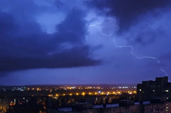 Καταιγίδα Κεραυνούς Και Κεραυνούς Πάνω Από Νύχτα Της Πόλης — Φωτογραφία Αρχείου
