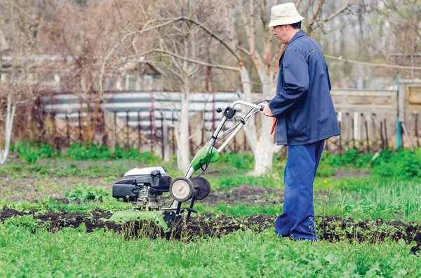 Uomo Coltiva Terra Con Coltivatore Giardino Primaverile — Foto Stock