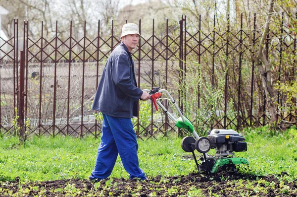 Een Man Cultiveert Het Land Met Een Cultivator Een Lentetuin — Stockfoto
