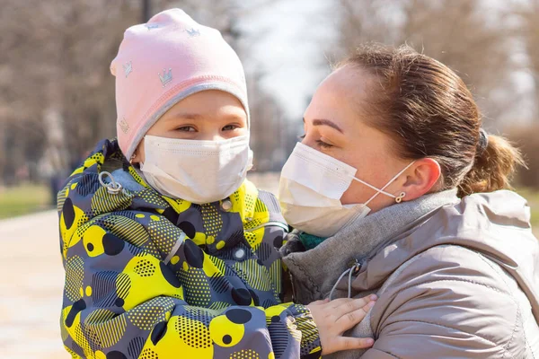 Jovem Mãe Com Filha Máscaras Protetoras Covid Coronavirus Pandemia Proteção — Fotografia de Stock