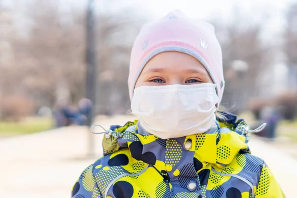 Retrato Uma Menina Uma Máscara Proteção Médica Seu Rosto Pandemia — Fotografia de Stock