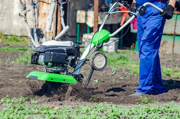 Een Man Ploegt Het Land Met Een Cultivator Een Lentetuin — Stockfoto