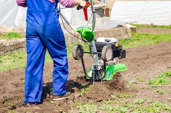 Junges Mädchen Pflügt Das Land Mit Einem Grubber Frühlingsgarten — Stockfoto