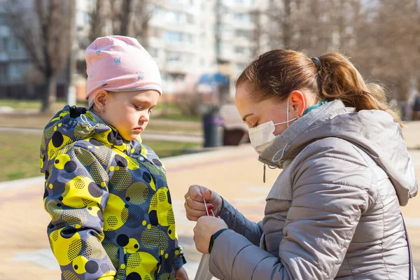 어머니는 의료용 마스크를 쓰도록 줍니다 Covid Coronavirus Pandemic Virus Protection — 스톡 사진