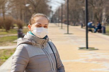 Yüzünde tıbbi koruyucu maske takan bir kızın portresi, Covid-19 Coronavirus salgını, virüs koruması.