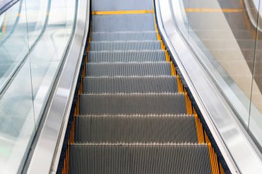 Alışveriş merkezinde ya da metroda boş yürüyen merdiven..