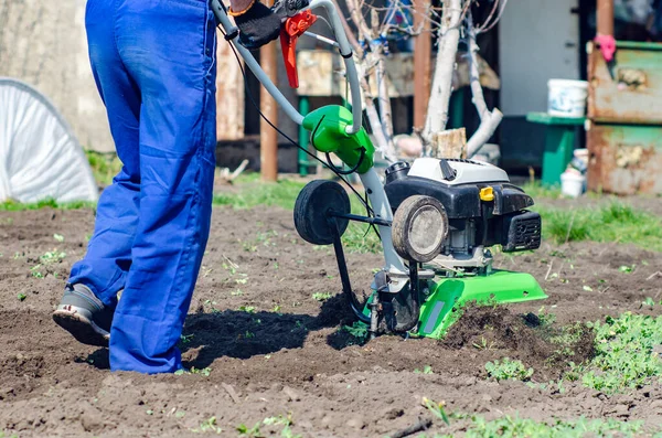 Een Man Ploegt Het Land Met Een Cultivator Een Lentetuin — Stockfoto