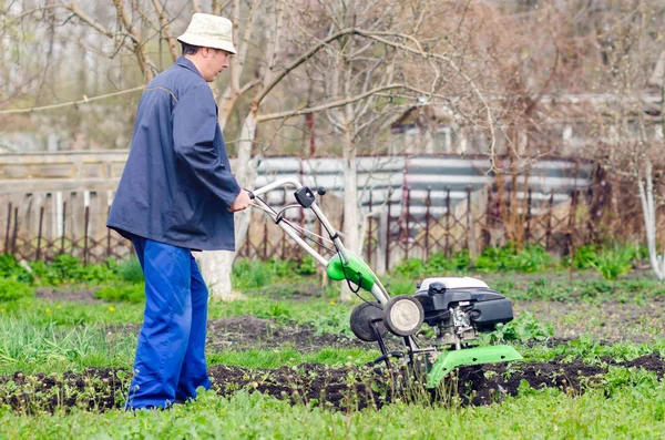Ein Mann Bewirtschaftet Das Land Mit Einem Grubber Einem Frühlingsgarten — Stockfoto