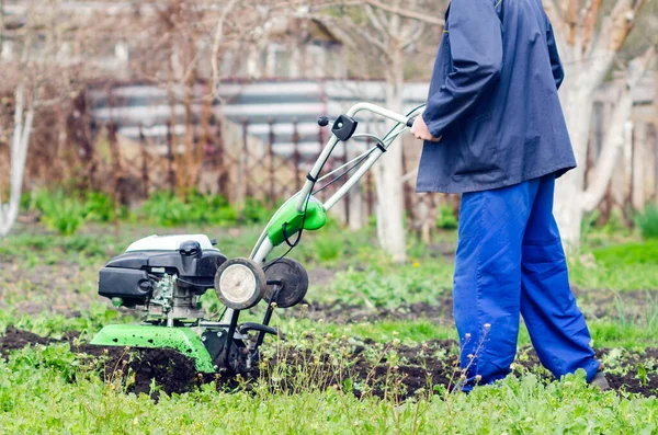 Uomo Coltiva Terra Con Coltivatore Giardino Primaverile — Foto Stock