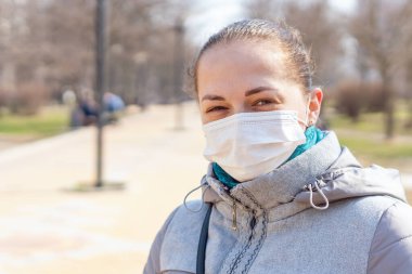 Yüzünde tıbbi koruyucu maske takan bir kızın portresi, Covid-19 Coronavirus salgını, virüs koruması.