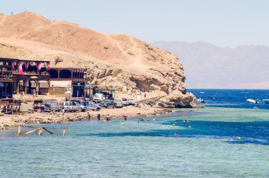 Dahab, Mısır 11 Mayıs 2019: Dahab 'daki mavi deliğin kıyısında küçük bir turist köyü.