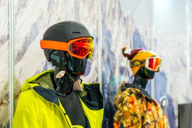 Dükkanda koruyucu kasklı ve gözlüklü bir manken..