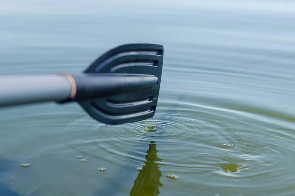 Весло Прикрепленное Резиновой Надувной Лодке Грести Озере — стоковое фото